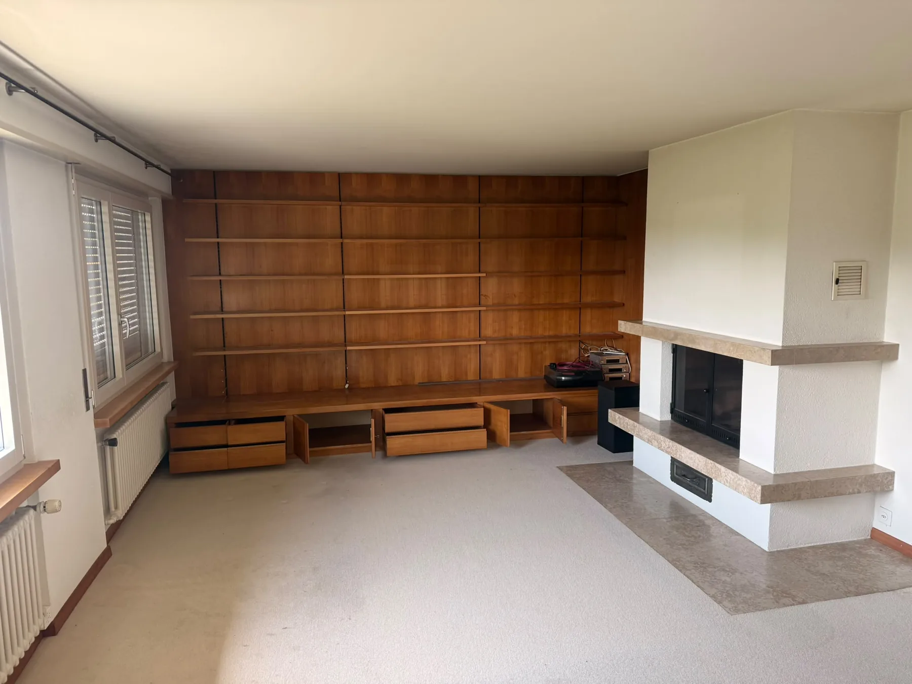 Geräumtes Wohnzimmer